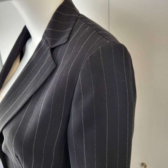 Anne Taylor Loft petite black+white pinstripe waist length blazer Size 0 - Picture 6 of 15